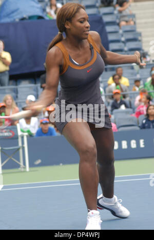 26. August 2006; New York, NY, USA; SERENA WILLIAMS bei den Kindertag 2006 bei den US Open in New York City. Obligatorische Credit: Foto von Jeffrey Geller/ZUMA Press. (©) Copyright 2006 von Jeffrey Geller Stockfoto