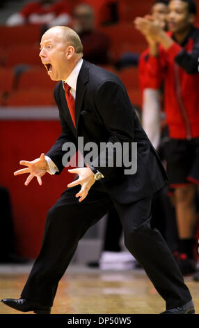 Houston, Texas, USA. 7. Januar 2014. 7. Januar 2014: Cincinnati Trainer Mick Cronin schreit Anweisungen an seine Spieler bei den NCAA-Basketball-Spiel zwischen Houston und Cincinnati aus Hofheinz Pavilion in Houston, TX. Bildnachweis: Csm/Alamy Live-Nachrichten Stockfoto