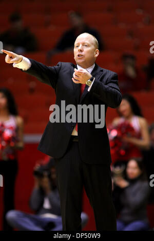 Houston, Texas, USA. 7. Januar 2014. 7. Januar 2014: Cincinnati Trainer Mick Cronin schreit Anweisungen an seine Spieler bei den NCAA-Basketball-Spiel zwischen Houston und Cincinnati aus Hofheinz Pavilion in Houston, TX. Bildnachweis: Csm/Alamy Live-Nachrichten Stockfoto