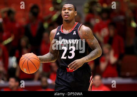 Houston, Texas, USA. 7. Januar 2014. 7. Januar 2014: Cincinnati Wache Sean Kilpatrick #23 rückt die Kugel vorne während der NCAA Basketball-Spiel zwischen Houston und Cincinnati aus Hofheinz Pavilion in Houston, TX. Bildnachweis: Csm/Alamy Live-Nachrichten Stockfoto