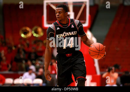 Houston, Texas, USA. 7. Januar 2014. 7. Januar 2014: Cincinnati Wache Ge'Lawn Gujn #14 bringt die Kugel vorne während der NCAA Basketball-Spiel zwischen Houston und Cincinnati aus Hofheinz Pavilion in Houston, TX. Bildnachweis: Csm/Alamy Live-Nachrichten Stockfoto