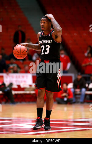 Houston, Texas, USA. 7. Januar 2014. 7. Januar 2014: Cincinnati Wache Sean Kilpatrick #23 Signale zum Mitspieler mit dem Ball bei den NCAA-Basketball-Spiel zwischen Houston und Cincinnati aus Hofheinz Pavilion in Houston, TX. Bildnachweis: Csm/Alamy Live-Nachrichten Stockfoto