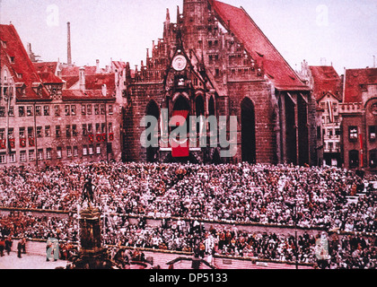 Masse der Zuschauer sitzen vor Frauenkirche während der Nazi-Rallye, Nürnberg, 1933 Stockfoto