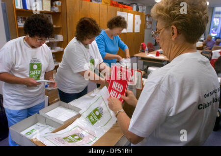 28. August 2006; Sacramento, Kalifornien, USA; Lynda Toenyes, links, Diana Bradham, Phyllis Eheband-Leahy, freiwillige und Lucinda Seaton montieren Evakuierung Kits im Roten Kreuz Büro Katastrophe Dienstleistungen in Sacramento auf Montag, 28. August 2006. Freiwillige gefüllte Kisten voller Evakuierung-Kits, mit die die gefährdeten geschenkt werden und wer sie braucht. Kits haben Sachen drin lassen Stockfoto