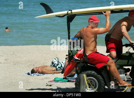 28. August 2006; Jensen Beach, FL, USA; Martin County Rettungsschwimmer Jake Taylor und Jeff Callahan Richtung Süden am Strand entlang nach Schalung Rettungsschwimmer Stand früh.  Martin County Strände wurden um 15:00 heute geschlossen und Schulen geschlossen Dienstag in Vorbereitung auf tropischer Sturm Ernesto, die voraussichtlich zu einem Hurrikan und Rock die Ostküste von Florida über Palm Bea Stockfoto