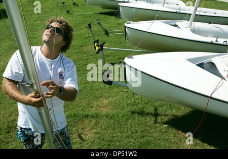 28. August 2006; Jensen Beach, FL, USA; Das Martin County Kapitel der Vereinigten Staaten Sailing Center untersucht Regisseur Peter Strong einen Mast nur aus einem 14' Segelboot entfernt. Strong sagte etwa 100 Boote in der Anlage musste sein gesichert-entfernen die Masten von einigen der Segelschiffe war der erste Schritt zur Vorbereitung auf tropischer Sturm Ernesto oder Hurrikan Ernesto. Manda Stockfoto