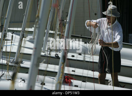 28. August 2006; Jensen Beach, FL, USA; Das Martin County Kapitel der Vereinigten Staaten Sailing Center hüllt Club-Mitglied und ehrenamtliche Jerry Reattoir ein Stück Seil in der Vorbereitung für die Entfernung von Masten auf dieser Linie der 14' Segelboote am Montag. Rund 100 Boote in der Anlage musste gesichert-entfernen die Masten von einigen der Segelschiffe war der erste Schritt beim Preparatio Stockfoto