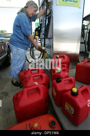 28. August 2006; Jensen Beach, FL, USA; Eine Tankstelle auf Jensen Beach Boulevard war offen für Geschäfts- und Jensen Beach ansässigen Sharon Jones bis 10 Kunststoff Gasbehälter in Vorbereitung auf tropischer Sturm Ernesto oder Hurrikan Ernesto füllte. Jones landete $120,00 auf Benzin, das verwendet wird, um mindestens 3 Generatoren im Besitz von ihr und ihrem Ehemann, die wiederum zu versorgen Stockfoto