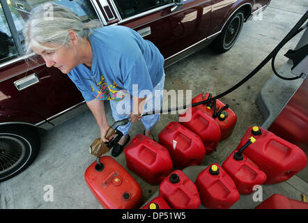 28. August 2006; Jensen Beach, FL, USA; Eine Tankstelle auf Jensen Beach Boulevard war offen für Geschäfts- und Jensen Beach ansässigen Sharon Jones bis 10 Kunststoff Gasbehälter in Vorbereitung auf tropischer Sturm Ernesto oder Hurrikan Ernesto füllte. Jones landete $120,00 auf Benzin, das verwendet wird, um mindestens 3 Generatoren im Besitz von ihr und ihrem Ehemann, die wiederum zu versorgen Stockfoto