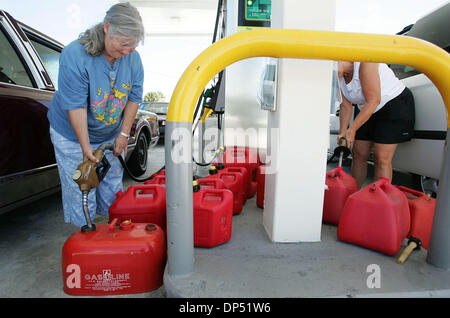 28. August 2006; Jensen Beach, FL, USA; Eine Tankstelle auf Jensen Beach Boulevard war offen für Geschäfts- und Jensen Beach ansässigen Sharon Jones bis 10 Kunststoff Gasbehälter in Vorbereitung auf tropischer Sturm Ernesto oder Hurrikan Ernesto füllte. Jones landete $120,00 auf Benzin, das verwendet wird, um mindestens 3 Generatoren im Besitz von ihr und ihrem Ehemann, die wiederum zu versorgen Stockfoto