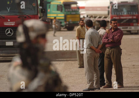 29. August 2006; Bayji, Saluhiddin, Irak; LKW-Fahrer warten durch irakische und amerikanische Soldaten in der Bayji-Öl-Raffinerie in Frage gestellt werden. Soldaten der irakischen Armee 4. Bataillon, 2. Brigade, 4. Division und des Amerikaners Co. A, 1. der 187. Infanterie wurde hart gegen Schwarzmarkt Treibstoff Schmuggler und Verkäufer in der Gegend von Bayji, Irak haben. Der Aufstand und Verbrecher Stockfoto