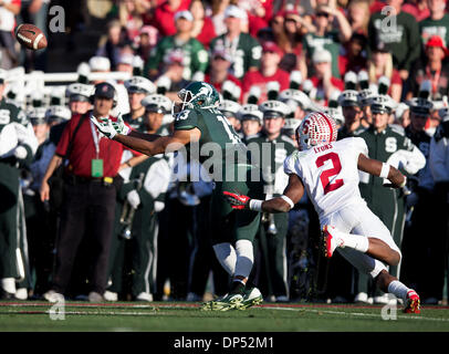 Pasadena, CA, USA. 1. Januar 2014. 1. Januar 2014 Pasadena, CA. Michigan State Wide Receiver (13) Bennie Fowler Fänge 37 Hof übergeben die Spartaner die Stanford-drei-Yard-Linie direkt vor der Halbzeit zu stellen. Stanford Cardinal waren besiegt 24-20 von der Michigan State Spartans auf Mittwoch, 1. Januar 2014 im Spiel Vizio 100. Rose Bowl in Pasadena, Kalifornien. (Obligatorische Credit: Juan Lainez / MarinMedia.org / Cal Sport Media) (Komplette Fotograf und Kredit erforderlich) © Csm/Alamy Live-Nachrichten Stockfoto