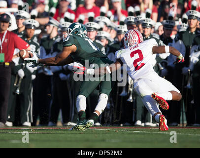 Pasadena, CA, USA. 1. Januar 2014. 1. Januar 2014 Pasadena, CA. Michigan State Wide Receiver (13) Bennie Fowler Fänge 37 Hof übergeben die Spartaner die Stanford-drei-Yard-Linie direkt vor der Halbzeit zu stellen. Stanford Cardinal waren besiegt 24-20 von der Michigan State Spartans auf Mittwoch, 1. Januar 2014 im Spiel Vizio 100. Rose Bowl in Pasadena, Kalifornien. (Obligatorische Credit: Juan Lainez / MarinMedia.org / Cal Sport Media) (Komplette Fotograf und Kredit erforderlich) © Csm/Alamy Live-Nachrichten Stockfoto