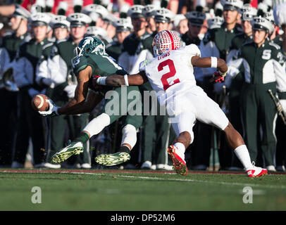 Pasadena, CA, USA. 1. Januar 2014. 1. Januar 2014 Pasadena, CA. Michigan State Wide Receiver (13) Bennie Fowler Fänge 37 Hof übergeben die Spartaner die Stanford-drei-Yard-Linie direkt vor der Halbzeit zu stellen. Stanford Cardinal waren besiegt 24-20 von der Michigan State Spartans auf Mittwoch, 1. Januar 2014 im Spiel Vizio 100. Rose Bowl in Pasadena, Kalifornien. (Obligatorische Credit: Juan Lainez / MarinMedia.org / Cal Sport Media) (Komplette Fotograf und Kredit erforderlich) © Csm/Alamy Live-Nachrichten Stockfoto