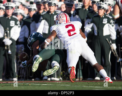 Pasadena, CA, USA. 1. Januar 2014. 1. Januar 2014 Pasadena, CA. Michigan State Wide Receiver (13) Bennie Fowler Fänge 37 Hof übergeben die Spartaner die Stanford-drei-Yard-Linie direkt vor der Halbzeit zu stellen. Stanford Cardinal waren besiegt 24-20 von der Michigan State Spartans auf Mittwoch, 1. Januar 2014 im Spiel Vizio 100. Rose Bowl in Pasadena, Kalifornien. (Obligatorische Credit: Juan Lainez / MarinMedia.org / Cal Sport Media) (Komplette Fotograf und Kredit erforderlich) © Csm/Alamy Live-Nachrichten Stockfoto