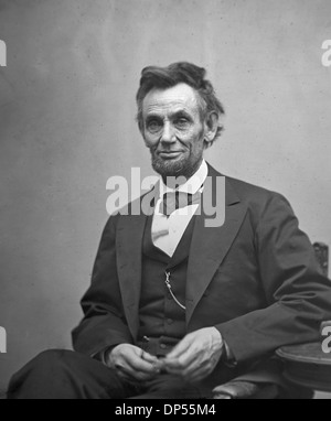 Abraham Lincoln, Dreiviertel Länge Porträt, sitzt und hält seine Brille und einen Bleistift, 5. Februar 1865 Stockfoto