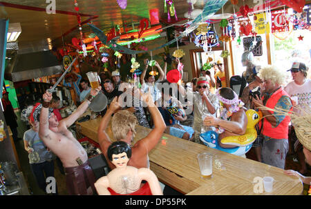 Sep 03, 2006; Laguna Beach, Kalifornien, USA; Die jährliche Kavorkian 5000 Surf Contest findet jeden Sommer über Labor Day Wochenende von einer Gruppe von einheimischen Surfern. Die lokalen Jungs verkleiden sich in lustigen Kostümen, trinken Sie viel Bier an verschiedenen Bars entlang der Pazifikküste-Landstraße, dann die gesamte Gruppe Köpfe an den Strand, die Männer in einem betrunkenen Surf-Wettbewerb konkurrieren zu sehen.  Obligatorische Credit: Phot Stockfoto