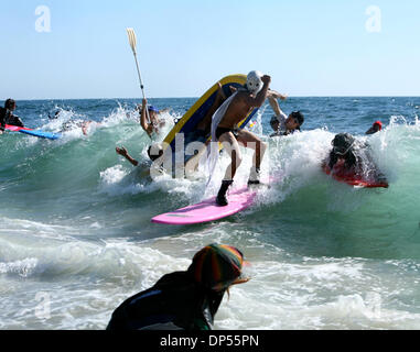 Sep 03, 2006; Laguna Beach, Kalifornien, USA; Die jährliche Kavorkian 5000 Surf Contest findet jeden Sommer über Labor Day Wochenende von einer Gruppe von einheimischen Surfern. Die lokalen Jungs verkleiden sich in lustigen Kostümen, trinken Sie viel Bier an verschiedenen Bars entlang der Pazifikküste-Landstraße, dann die gesamte Gruppe Köpfe an den Strand, die Männer in einem betrunkenen Surf-Wettbewerb konkurrieren zu sehen.  Obligatorische Credit: Phot Stockfoto