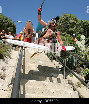 Sep 03, 2006; Laguna Beach, Kalifornien, USA; Die jährliche Kavorkian 5000 Surf Contest findet jeden Sommer über Labor Day Wochenende von einer Gruppe von einheimischen Surfern. Die lokalen Jungs verkleiden sich in lustigen Kostümen, trinken Sie viel Bier an verschiedenen Bars entlang der Pazifikküste-Landstraße, dann die gesamte Gruppe Köpfe an den Strand, die Männer in einem betrunkenen Surf-Wettbewerb konkurrieren zu sehen.  Obligatorische Credit: Phot Stockfoto