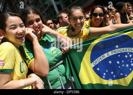 Sep 03, 2006; New York, NY, USA; Brasilianer versammeln sich am brasilianischen Tag Festival 2006 entlang der 6th Avenue und 44th Street in Manhattan. Obligatorische Credit: Foto von Mariela Lombard/ZUMA Press. (©) Copyright 2006 von Mariela Lombard Stockfoto