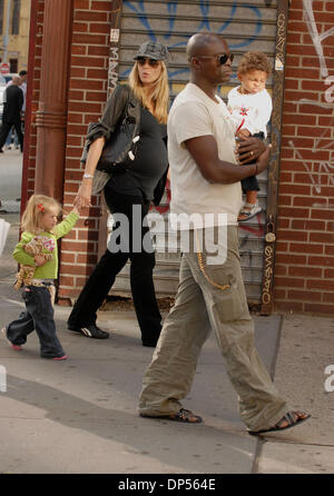 Sep 04, 2006; New York, NY, USA; HEIDI KLUM, SEAL, mit Kindern LENI, und HENRY, die zu Fuß durch den Meatpacking District. Obligatorische Credit: Foto von Dan Herrick/ZUMA KPA. (©) Copyright 2006 von Dan Herrick Stockfoto