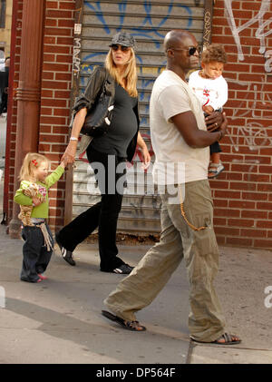 Sep 04, 2006; New York, NY, USA; HEIDI KLUM, SEAL, mit Kindern LENI, und HENRY, die zu Fuß durch den Meatpacking District. Obligatorische Credit: Foto von Dan Herrick/ZUMA KPA. (©) Copyright 2006 von Dan Herrick Stockfoto