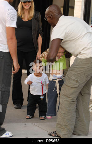 Sep 04, 2006; New York, NY, USA; HEIDI KLUM, SEAL, mit Kindern LENI, und HENRY, die zu Fuß durch den Meatpacking District. Obligatorische Credit: Foto von Dan Herrick/ZUMA KPA. (©) Copyright 2006 von Dan Herrick Stockfoto