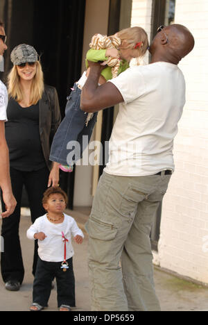 Sep 04, 2006; New York, NY, USA; HEIDI KLUM, SEAL, mit Kindern LENI, und HENRY, die zu Fuß durch den Meatpacking District. Obligatorische Credit: Foto von Dan Herrick/ZUMA KPA. (©) Copyright 2006 von Dan Herrick Stockfoto