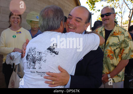 Sep 04, 2006; Oakland, CA, USA; Kalifornien Vizegouverneur CRUZ BUSTAMANTE umarmt Unterstützer RAY TRUJILLO, von Sacramento, während einer Kundgebung zum Kick Off allgemeine Wahl-Kampagne an der Martin Luther King Jr. Shoreline Regional Park in Oakland, Kalifornien Vizegouverneur Cruz Bustamante, Kongressabgeordnete Barbara Lee, Generalstaatsanwalt Bill Lockyer schließen sich mit dritten Kandidaten Phil Angelides, Stockfoto