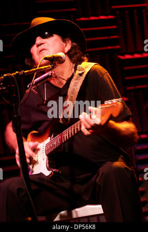 Sep 05, 2006; New York, NY, USA; TONY JOE WHITE erklingt in Joe's Pub am 5. September 2006. Obligatorische Credit: Foto von Aviv klein/ZUMA Press. (©) Copyright 2006 von Aviv klein Stockfoto