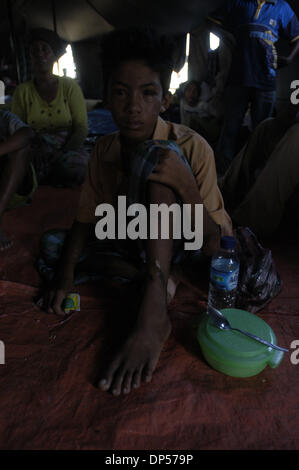 Sep 06, 2006; Banda Aceh, Indonesien; Indra, dreizehn Jahre alt Aceh Flüchtling sitzt in einem Zelt im Gue Gajah Hütten Camp. Er flüchtete als das Erdbeben traf alles über das Dorf einschließlich seines Hauses auf Pulo Aceh, zwei Stunden mit dem Schiff von Banda Aceh Tsunami gefolgt. Er wurde auf dem Hügel nach schwimmend gefunden. Er verlor seine Eltern. Zur Zeit seines Onkels und eine ältere sis Stockfoto
