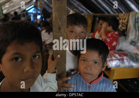 Sep 06, 2006; Banda Aceh, Indonesien; Was Muhammad (weißes Hemd) und seine Familie stehen in einem Zelt im Gue Gajah Hütten Camp. Ihre Familie überlebt haben, wie sie auf den Berg gestiegen, wenn ihr Haus im Pulo Aceh Village, zwei Stunden mit dem Schiff von Banda Aceh Tsunami in. Sie blieben fünf Tage auf der Insel dann gerettet, die Hütten-Camp.   Obligatorische Credit: Foto von Ng Swan Ti/JiwaFo Stockfoto
