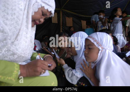Sep 06, 2006; Banda Aceh, Indonesien; Aceh Flüchtling Mädchen teilnehmen eine Notfall Klasse islamischen Unterricht im Flüchtlingslager indonesischen Staat Fernsehen (TVRI).  Sie nahmen Flüchtling als am Sonntag Erdbeben mit anschließendem Tsunami-Flutwelle am 26. Dezember 2004 der Stadt, darunter Schulen betroffen.  Obligatorische Credit: Foto von Ng Swan Ti/JiwaFoto/ZUMA Press. (©) Copyright 2006 von Jiw Stockfoto