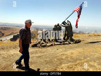 Sep 06, 2006; Crockett, CA, USA; Vince Ramos geht in der Nähe eine Statue, die er geschaffen, die das berühmte zweiten Weltkrieg Foto von der Flagge-Anhebung auf Iwo Jima in den Hügeln oberhalb von Crockett, Kalifornien, auf Mittwoch, 6. September 2006 repliziert.  Obligatorische Credit: Foto von Mark DuFrene/Contra Costa Times / ZUMA Press. (©) Copyright 2006 von Contra Costa Times Stockfoto