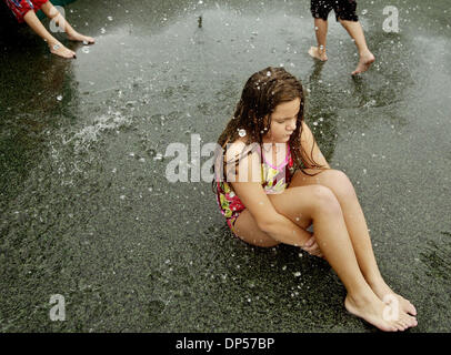 Sep 06, 2006; Royal Palm Beach, FL, USA; Taylor Negrin, 10, gilt während eines Spiels der nassen Tag als ihre Spielkameraden ausziehen. Die Kinder gingen zur Veterans Park, der ein bisschen Dampf zu lassen. Ihre Mutter Joy Walters sagte sie nahm ihre Kinder und ihre Freunde in den Pool, aber entschieden, dass sie ein bisschen herumlaufen. Sie hatte nichts dagegen, in der Regen und die Pfützen auf dem Spielplatz spielen.  Mandato Stockfoto