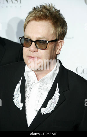 Sep 07, 2006; New York, NY, USA; ELTON JOHN kommt als Conde Nast Media Group aus New York Olympus Fashion Week Frühjahr 2007 mit dem dritten jährlichen Fashion Rocks Konzert in der Radio City Music Hall am 7. September 2006 Tritte obligatorisch Credit: Foto von Aviv klein/ZUMA Press. (©) Copyright 2006 von Aviv klein Stockfoto