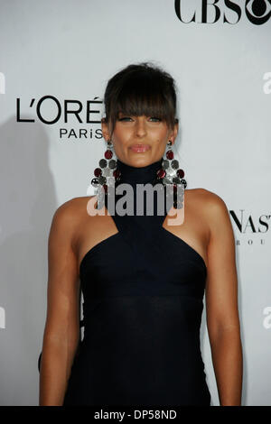 Sep 07, 2006; New York, NY, USA; NELLY FURTADO kommt als Conde Nast Media Group aus New York Olympus Fashion Week Frühjahr 2007 mit dem dritten jährlichen Fashion Rocks Konzert in der Radio City Music Hall am 7. September 2006 Tritte obligatorisch Credit: Foto von Aviv klein/ZUMA Press. (©) Copyright 2006 von Aviv klein Stockfoto