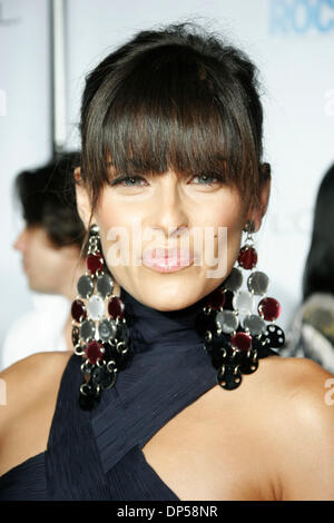 Sep 07, 2006; New York, NY, USA; NELLY FURTADO kommt als Conde Nast Media Group aus New York Olympus Fashion Week Frühjahr 2007 mit dem dritten jährlichen Fashion Rocks Konzert in der Radio City Music Hall am 7. September 2006 Tritte obligatorisch Credit: Foto von Aviv klein/ZUMA Press. (©) Copyright 2006 von Aviv klein Stockfoto