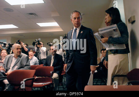 Sep 08, 2006; Manhattan, NY, USA; New York City Bürgermeister MICHAEL BLOOMBERG informiert die Medien über den Wiederaufbau von lower Manhattan in der Nachmahd von 9/11 an das US-Außenministerium NY Foreign Press Center.  Obligatorische Credit: Foto von Bryan Smith/ZUMA Press. (©) Copyright 2006 von Bryan Smith Stockfoto