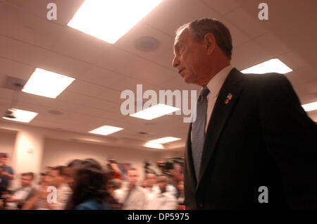 Sep 08, 2006; Manhattan, NY, USA; New York City Bürgermeister MICHAEL BLOOMBERG informiert die Medien über den Wiederaufbau von lower Manhattan in der Nachmahd von 9/11 an das US-Außenministerium NY Foreign Press Center.  Obligatorische Credit: Foto von Bryan Smith/ZUMA Press. (©) Copyright 2006 von Bryan Smith Stockfoto