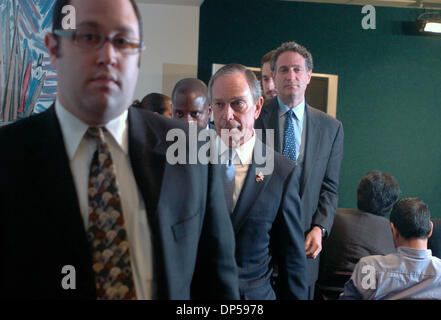 Sep 08, 2006; Manhattan, NY, USA; New York City Bürgermeister MICHAEL BLOOMBERG informiert die Medien über den Wiederaufbau von lower Manhattan in der Nachmahd von 9/11 an das US-Außenministerium NY Foreign Press Center.  Obligatorische Credit: Foto von Bryan Smith/ZUMA Press. (©) Copyright 2006 von Bryan Smith Stockfoto