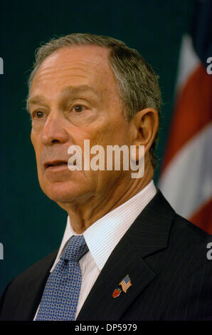 Sep 08, 2006; Manhattan, NY, USA; New York City Bürgermeister MICHAEL BLOOMBERG informiert die Medien über den Wiederaufbau von lower Manhattan in der Nachmahd von 9/11 an das US-Außenministerium NY Foreign Press Center.  Obligatorische Credit: Foto von Bryan Smith/ZUMA Press. (©) Copyright 2006 von Bryan Smith Stockfoto