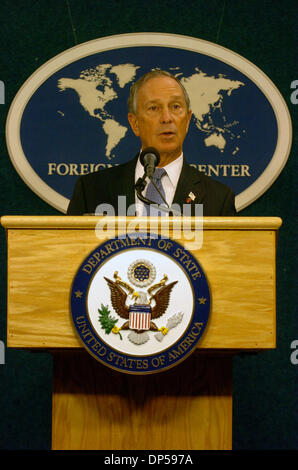 Sep 08, 2006; Manhattan, NY, USA; New York City Bürgermeister MICHAEL BLOOMBERG informiert die Medien über den Wiederaufbau von lower Manhattan in der Nachmahd von 9/11 an das US-Außenministerium NY Foreign Press Center.  Obligatorische Credit: Foto von Bryan Smith/ZUMA Press. (©) Copyright 2006 von Bryan Smith Stockfoto