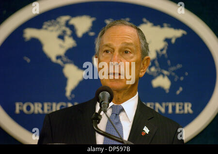 Sep 08, 2006; Manhattan, NY, USA; New York City Bürgermeister MICHAEL BLOOMBERG informiert die Medien über den Wiederaufbau von lower Manhattan in der Nachmahd von 9/11 an das US-Außenministerium NY Foreign Press Center.  Obligatorische Credit: Foto von Bryan Smith/ZUMA Press. (©) Copyright 2006 von Bryan Smith Stockfoto