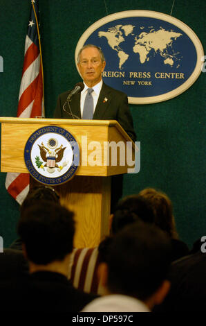 Sep 08, 2006; Manhattan, NY, USA; New York City Bürgermeister MICHAEL BLOOMBERG informiert die Medien über den Wiederaufbau von lower Manhattan in der Nachmahd von 9/11 an das US-Außenministerium NY Foreign Press Center.  Obligatorische Credit: Foto von Bryan Smith/ZUMA Press. (©) Copyright 2006 von Bryan Smith Stockfoto