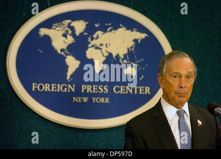 Sep 08, 2006; Manhattan, NY, USA; New York City Bürgermeister MICHAEL BLOOMBERG informiert die Medien über den Wiederaufbau von lower Manhattan in der Nachmahd von 9/11 an das US-Außenministerium NY Foreign Press Center.  Obligatorische Credit: Foto von Bryan Smith/ZUMA Press. (©) Copyright 2006 von Bryan Smith Stockfoto