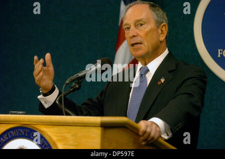 Sep 08, 2006; Manhattan, NY, USA; New York City Bürgermeister MICHAEL BLOOMBERG informiert die Medien über den Wiederaufbau von lower Manhattan in der Nachmahd von 9/11 an das US-Außenministerium NY Foreign Press Center.  Obligatorische Credit: Foto von Bryan Smith/ZUMA Press. (©) Copyright 2006 von Bryan Smith Stockfoto