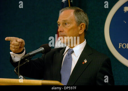 Sep 08, 2006; Manhattan, NY, USA; New York City Bürgermeister MICHAEL BLOOMBERG informiert die Medien über den Wiederaufbau von lower Manhattan in der Nachmahd von 9/11 an das US-Außenministerium NY Foreign Press Center.  Obligatorische Credit: Foto von Bryan Smith/ZUMA Press. (©) Copyright 2006 von Bryan Smith Stockfoto