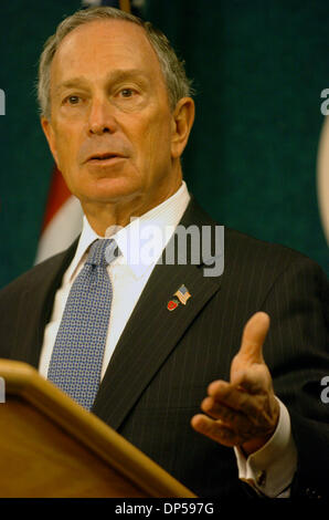 Sep 08, 2006; Manhattan, NY, USA; New York City Bürgermeister MICHAEL BLOOMBERG informiert die Medien über den Wiederaufbau von lower Manhattan in der Nachmahd von 9/11 an das US-Außenministerium NY Foreign Press Center.  Obligatorische Credit: Foto von Bryan Smith/ZUMA Press. (©) Copyright 2006 von Bryan Smith Stockfoto