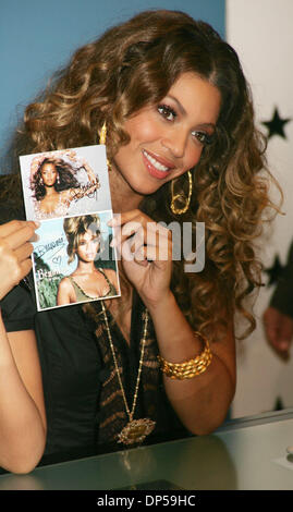 Sep 08, 2006; New York, NY, USA; Sängerin BEYONCE KNOWLES auf J & R Express, sie ihre neue CD fördern "B'Day" bei Macys statt. Obligatorische Credit: Foto von Nancy Kaszerman/ZUMA Press. (©) Copyright 2006 von Nancy Kaszerman Stockfoto